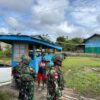 Mendekat Dengan Masyarakat, Satgas Yonif 641/Bru Bagikan Sembako di Desa Hulu Atas, Jayapura