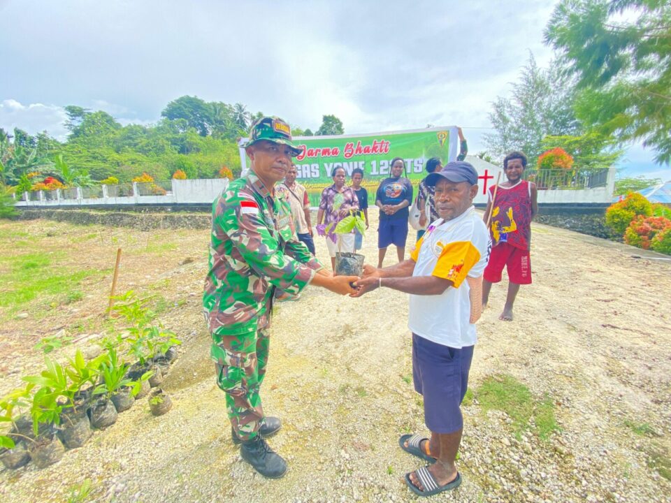 Bantu 250 Bibit Buah, Satgas Yonif 122/TS Tingkatkan Ekonomi Warga Kampung Gambut