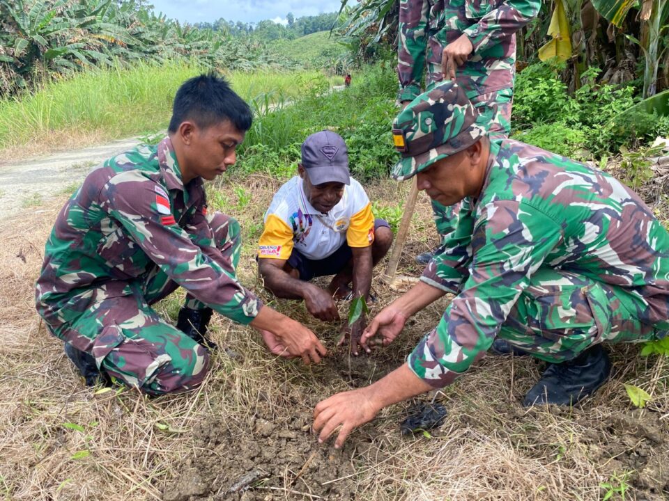 Bantu 250 Bibit Buah, Satgas Yonif 122/TS Tingkatkan Ekonomi Warga Kampung Gambut
