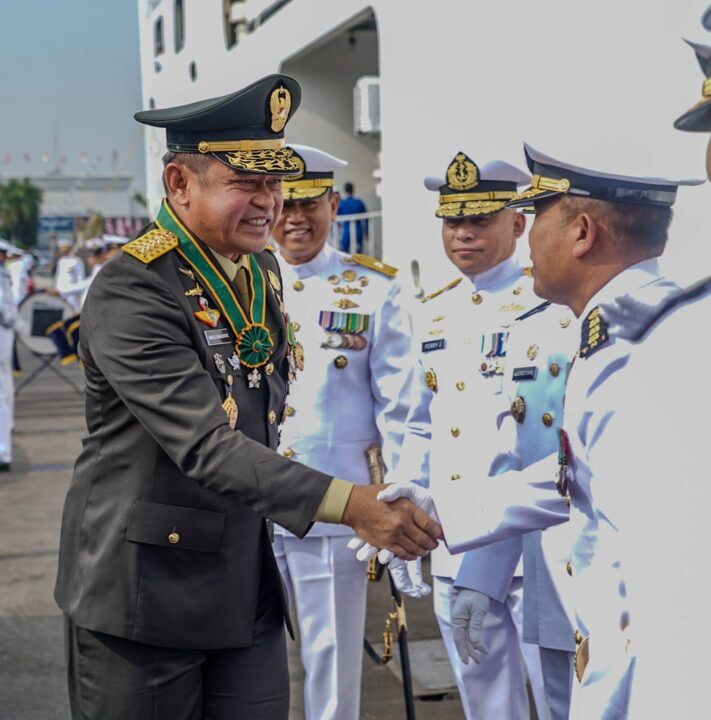 Kasad Hadiri Peringatan HUT Ke-79 TNI AL di Atas KRI dr. Radjiman Widyodiningrat