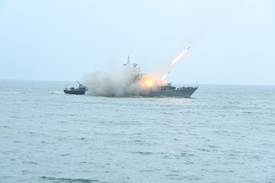 Kasad Hadiri Peringatan HUT Ke-79 TNI AL di Atas KRI dr. Radjiman Widyodiningrat