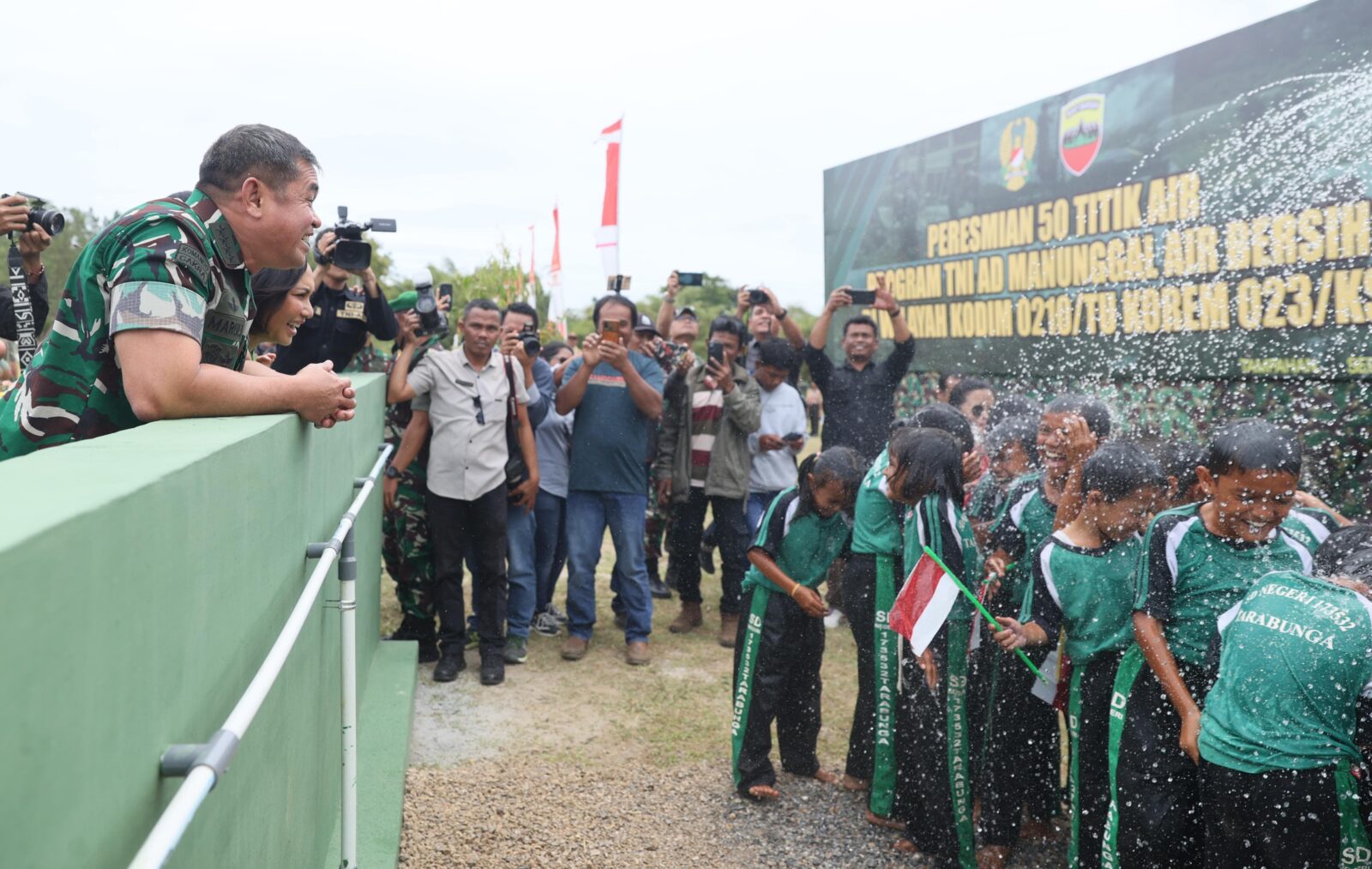 Kasad Resmikan 50 Sumber Air Bersih dan Serahkan Perahu Ponton Pengangkut Sampah di Toba