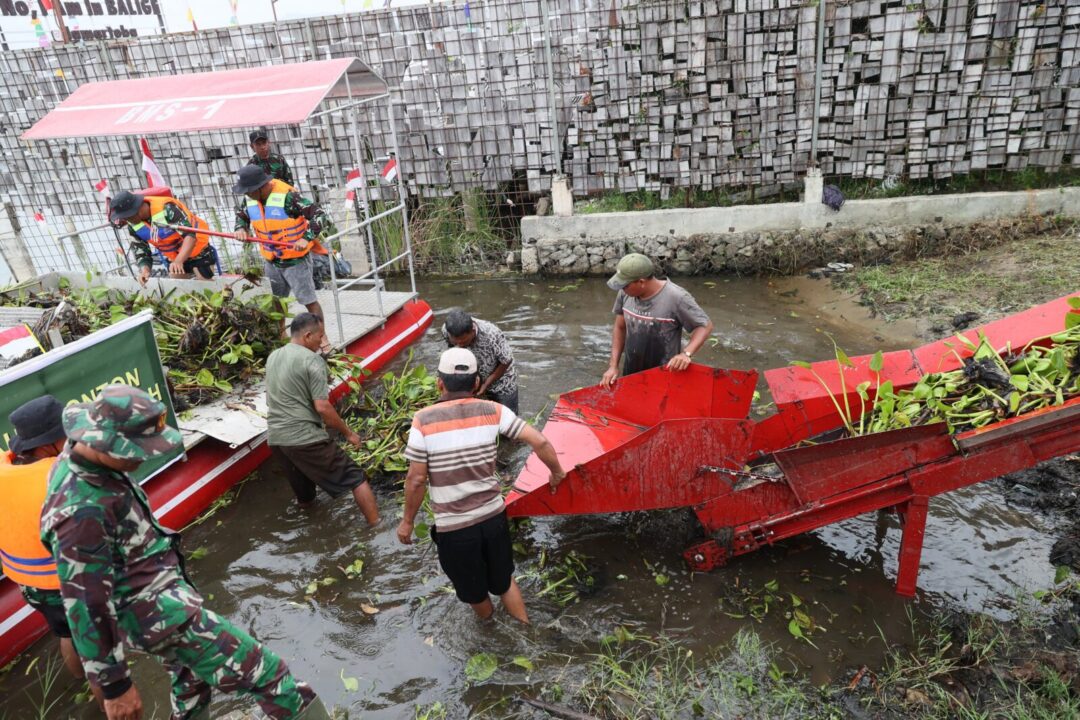 Kasad Resmikan 50 Sumber Air Bersih dan Serahkan Perahu Ponton Pengangkut Sampah di Toba