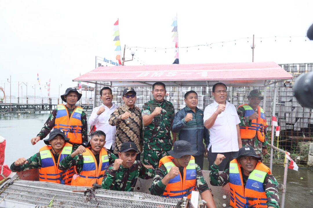 Kasad Resmikan 50 Sumber Air Bersih dan Serahkan Perahu Ponton Pengangkut Sampah di Toba