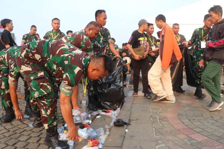 Pasca Pesta Rakyat, Prajurit TNI Bersama Masyarakat Bersihkan Monas Tatap Puncak Peringatan HUT ke-79 TNI Mendatang