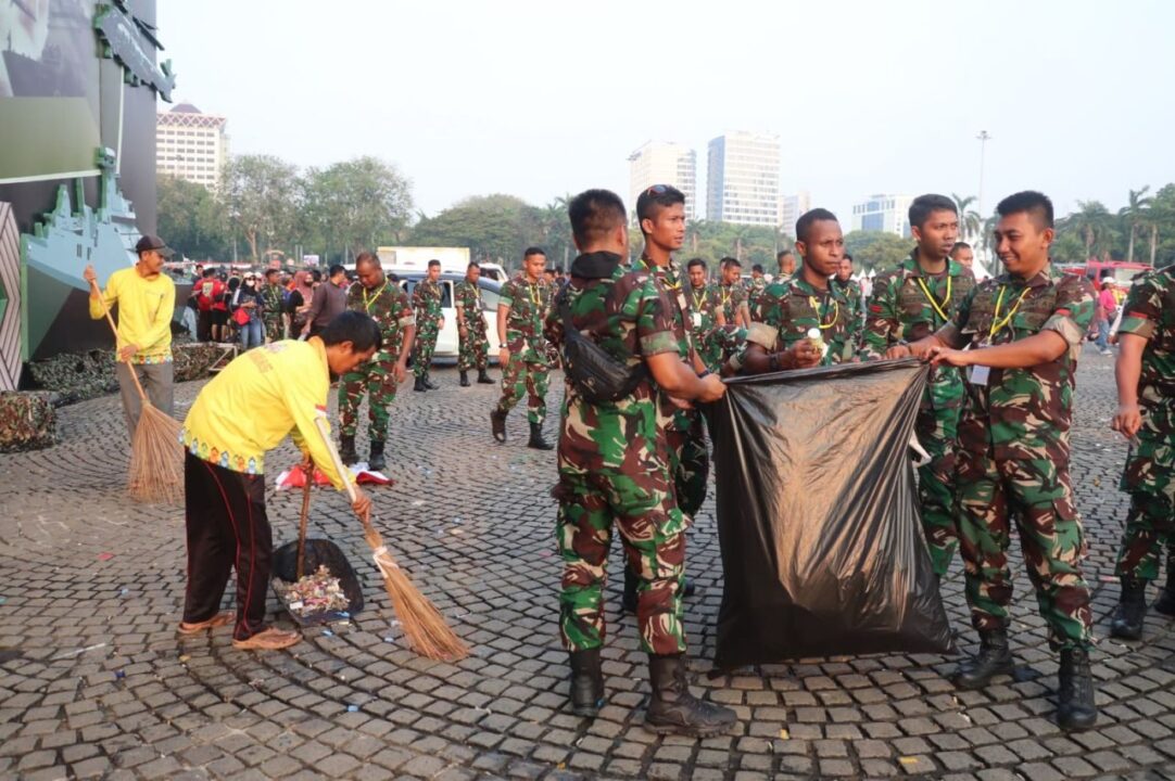 Pasca Pesta Rakyat, Prajurit TNI Bersama Masyarakat Bersihkan Monas Tatap Puncak Peringatan HUT ke-79 TNI Mendatang