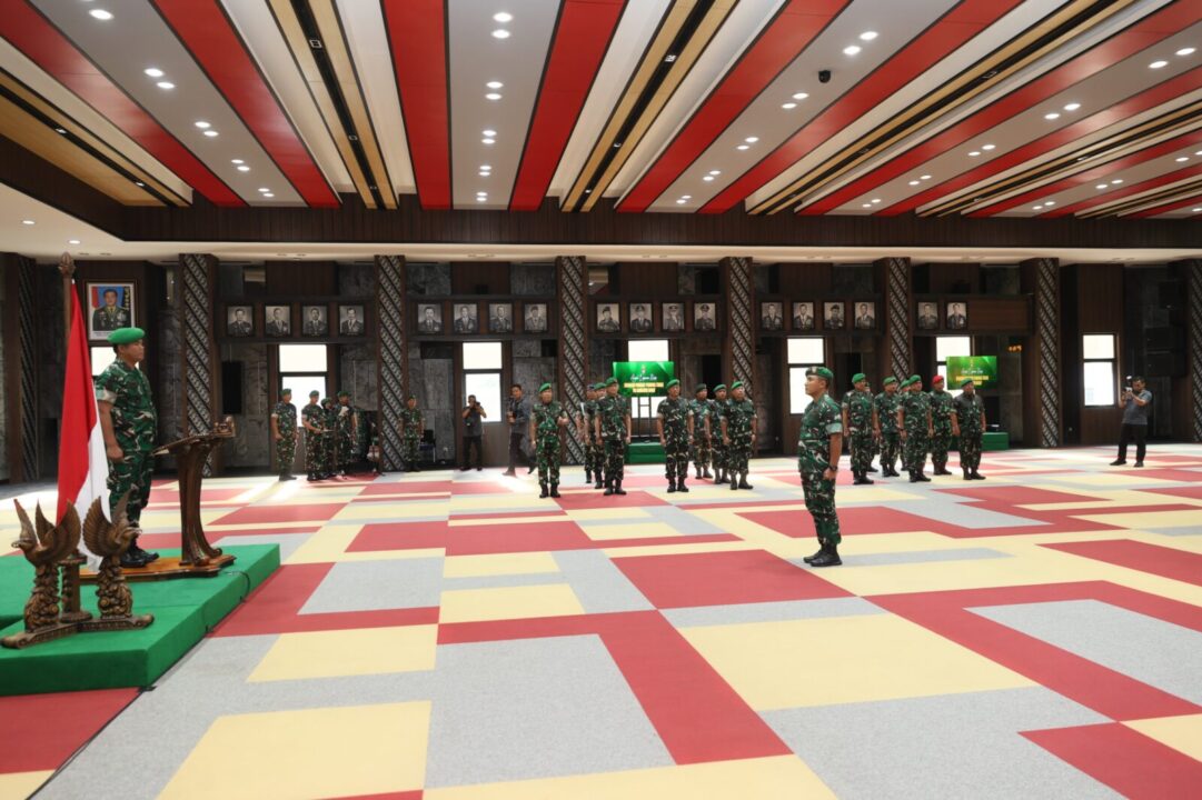 18 Perwira Tinggi TNI AD Resmi Sandang Pangkat Baru