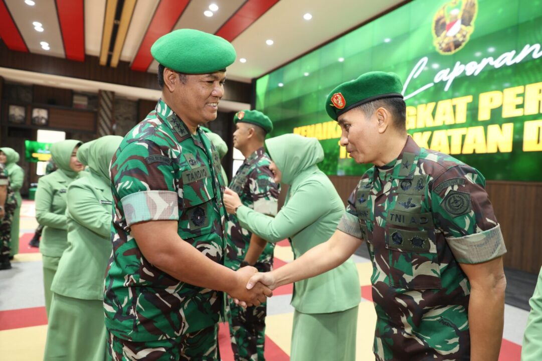 18 Perwira Tinggi TNI AD Resmi Sandang Pangkat Baru