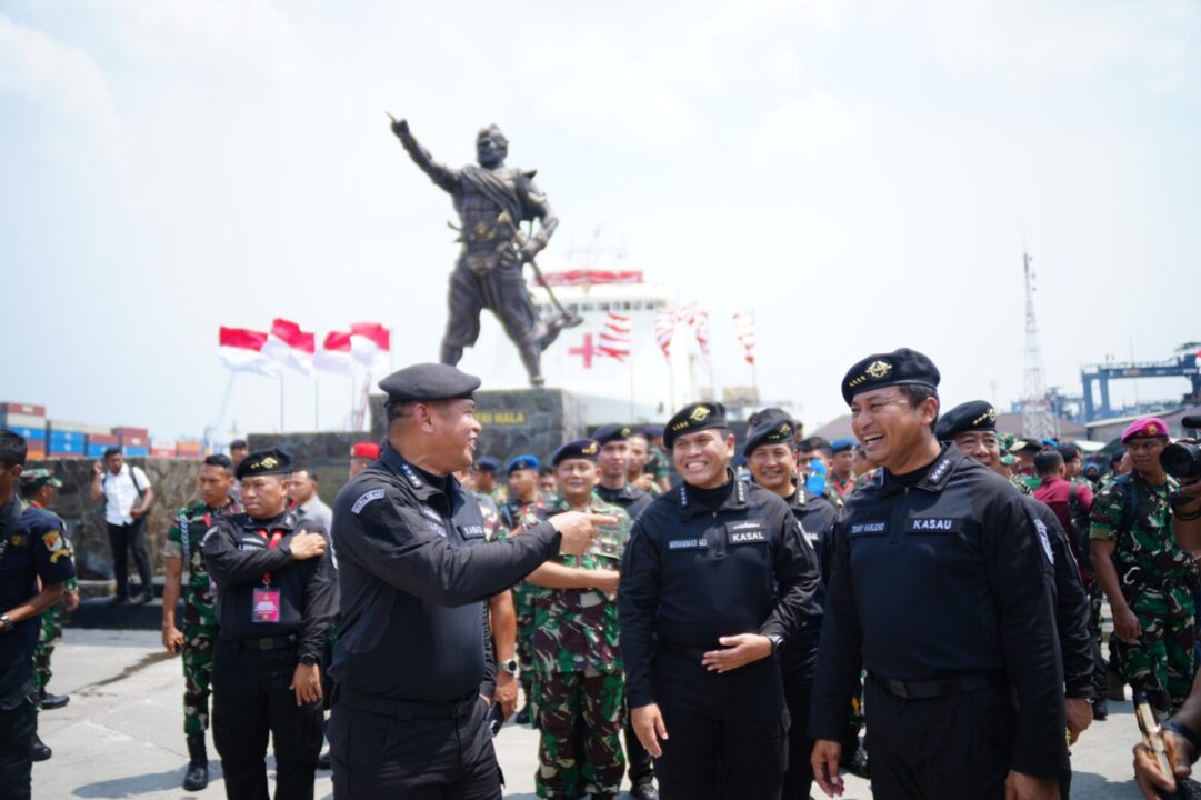 Kasad Hadiri Penganugerahan Brevet Kehormatan Hiu Kencana Kepada Presiden Joko Widodo