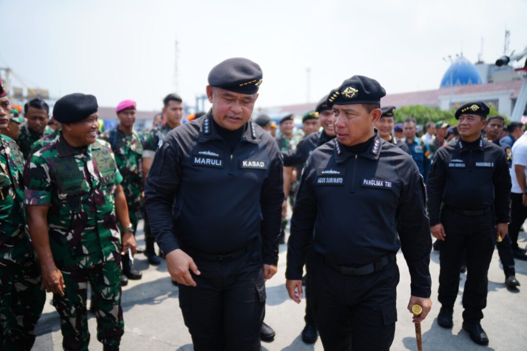 Kasad Hadiri Penganugerahan Brevet Kehormatan Hiu Kencana Kepada Presiden Joko Widodo