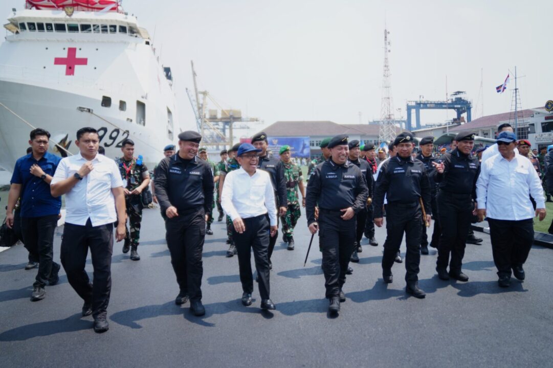 Kasad Hadiri Penganugerahan Brevet Kehormatan Hiu Kencana Kepada Presiden Joko Widodo