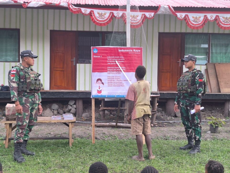 Cerdaskan Generasi Bangsa di Papua, Satgas 641/Bru Tanamkan Wawasan Kebangsaan dan Bagikan Buku