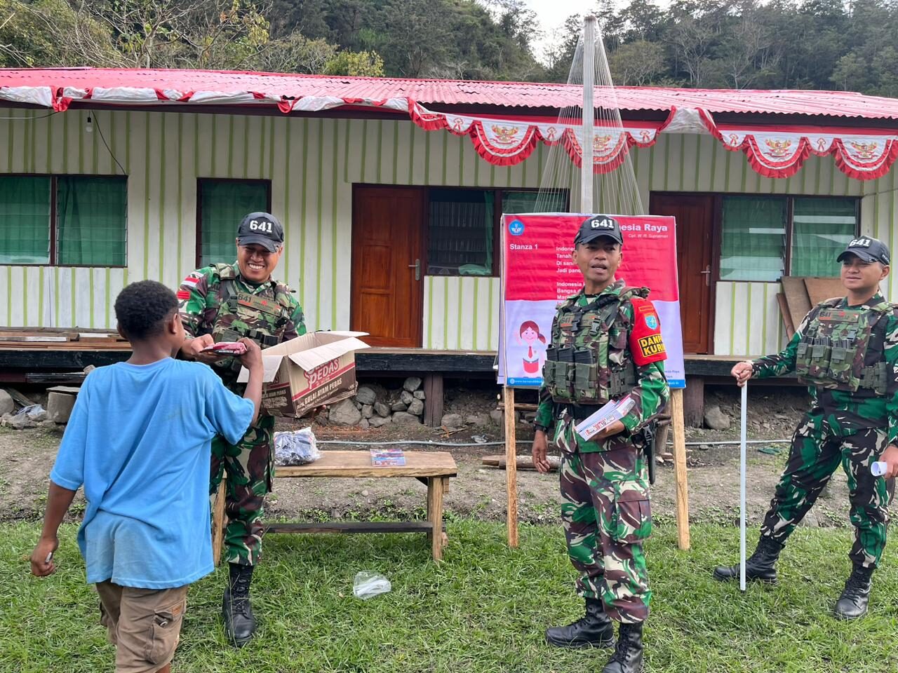 Cerdaskan Generasi Bangsa di Papua, Satgas 641/Bru Tanamkan Wawasan Kebangsaan dan Bagikan Buku