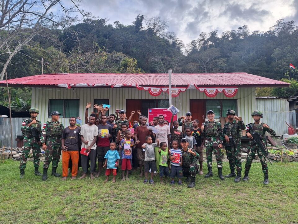 Cerdaskan Generasi Bangsa di Papua, Satgas 641/Bru Tanamkan Wawasan Kebangsaan dan Bagikan Buku