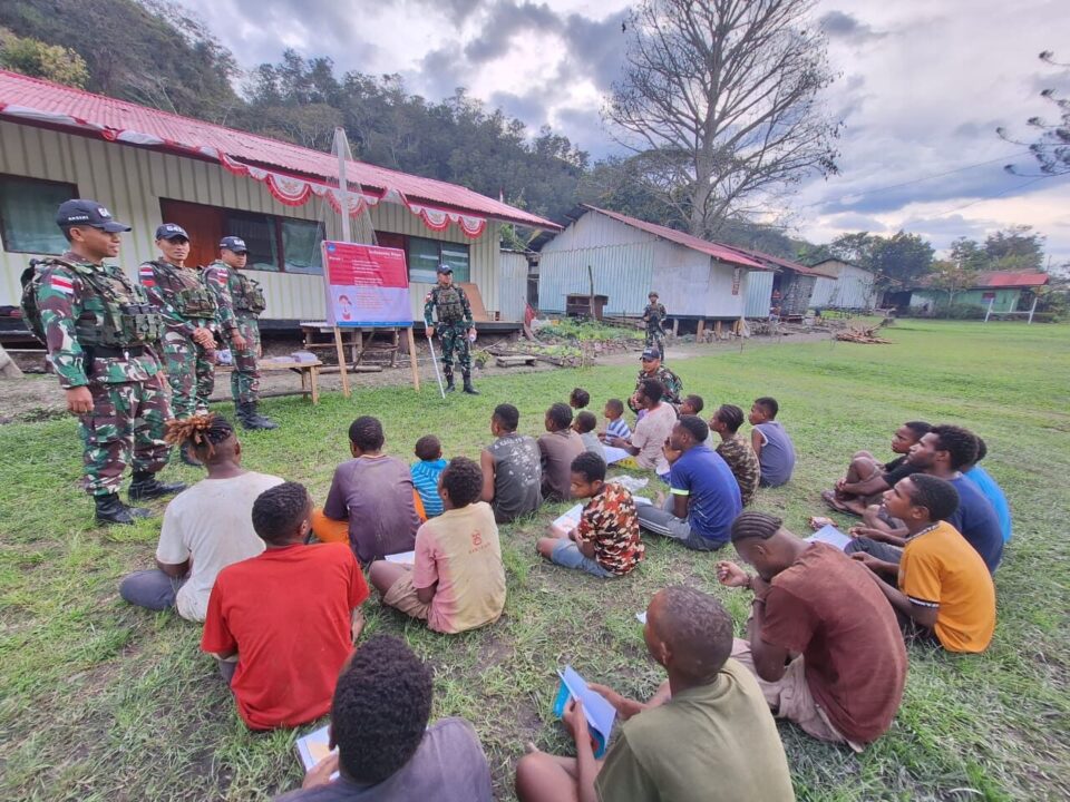 Cerdaskan Generasi Bangsa di Papua, Satgas 641/Bru Tanamkan Wawasan Kebangsaan dan Bagikan Buku