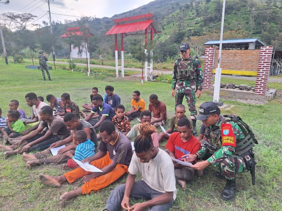 Cerdaskan Generasi Bangsa di Papua, Satgas 641/Bru Tanamkan Wawasan Kebangsaan dan Bagikan Buku