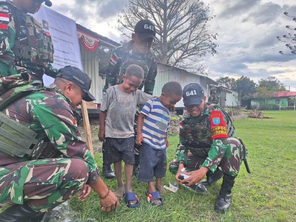 Cerdaskan Generasi Bangsa di Papua, Satgas 641/Bru Tanamkan Wawasan Kebangsaan dan Bagikan Buku