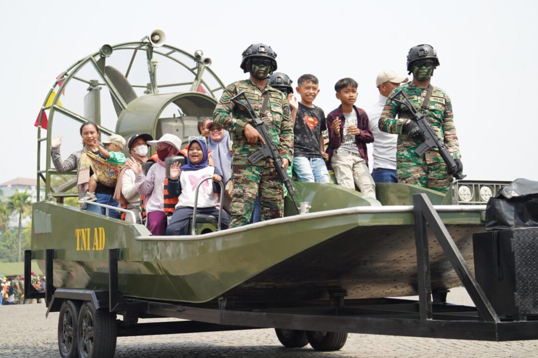 Silang Monas Bak Lautan Manusia, Antusias Saksikan Puncak HUT ke-79 TNI