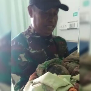 Dramatis, Babinsa Mempawah Bantu Evakuasi Ibu Hamil 9 Bulan yang Terjebak Banjir