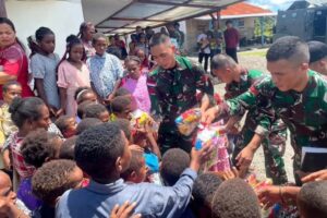 Hadir Membawa Kebahagiaan, Satgas Yonif 503 Kostrad Bagikan Bingkisan Untuk Anak Papua