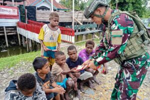 Hadir Membawa Kebahagiaan, Satgas Yonif 503 Kostrad Bagikan Bingkisan Untuk Anak Papua