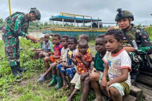 Hadir Membawa Kebahagiaan, Satgas Yonif 503 Kostrad Bagikan Bingkisan Untuk Anak Papua