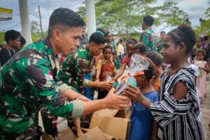 Hadir Membawa Kebahagiaan, Satgas Yonif 503 Kostrad Bagikan Bingkisan Untuk Anak Papua