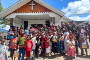 Hadir Membawa Kebahagiaan, Satgas Yonif 503 Kostrad Bagikan Bingkisan Untuk Anak Papua