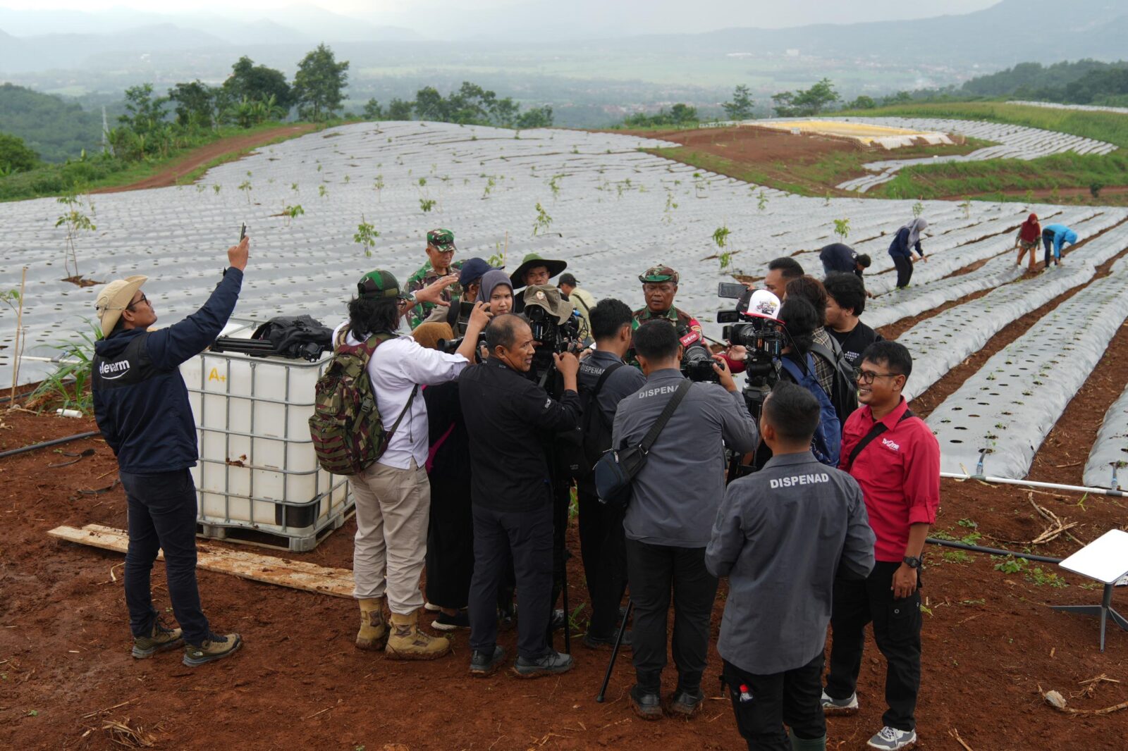 Ungkap Peran TNI AD dalam Ketahanan Pangan dan Pelestarian Alam, Dispenad Ajak Awak Media Jelajahi Agroforestry Gunung Hejo