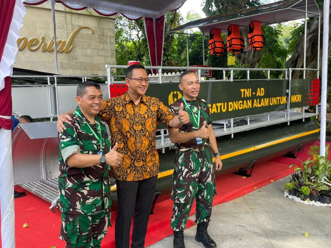 TNI AD Pamerkan Inovasi Ponton Penyapu Sampah di Bali Ocean Days