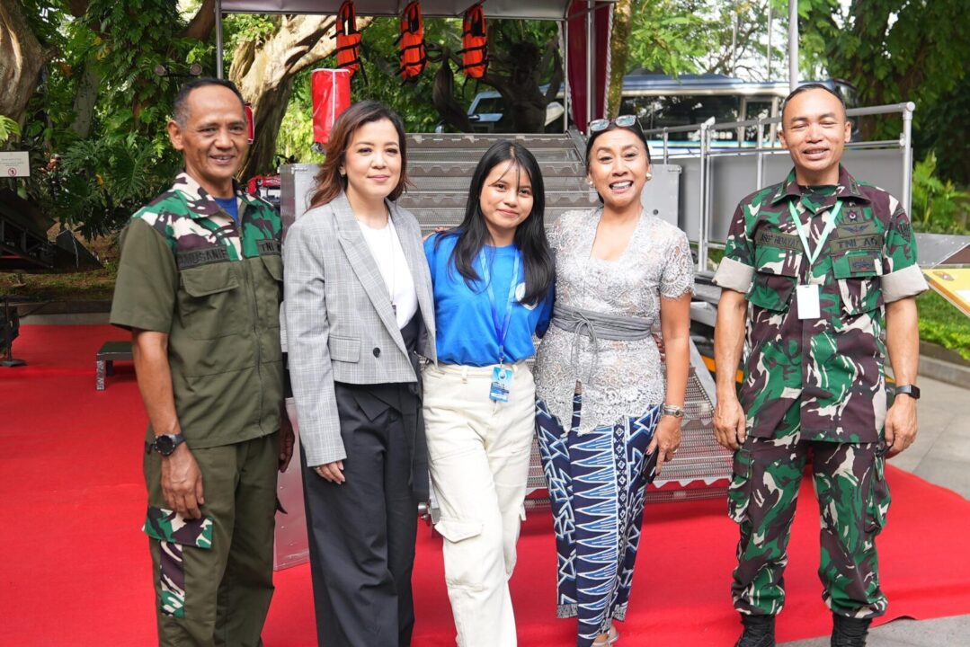 TNI AD Pamerkan Inovasi Ponton Penyapu Sampah di Bali Ocean Days