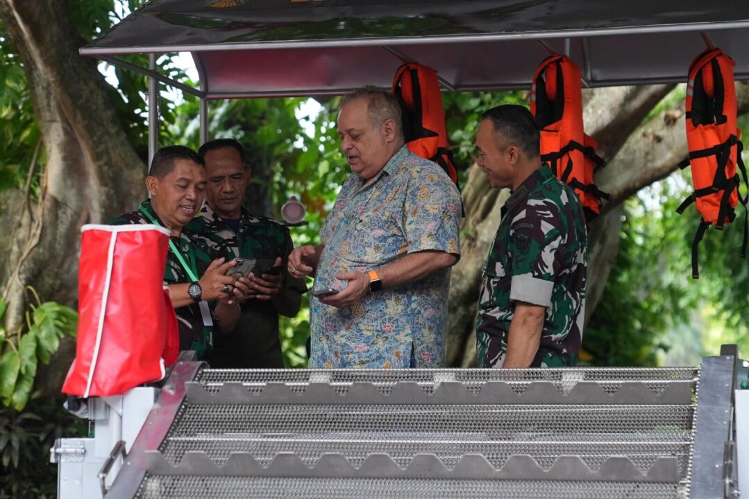 TNI AD Pamerkan Inovasi Ponton Penyapu Sampah di Bali Ocean Days