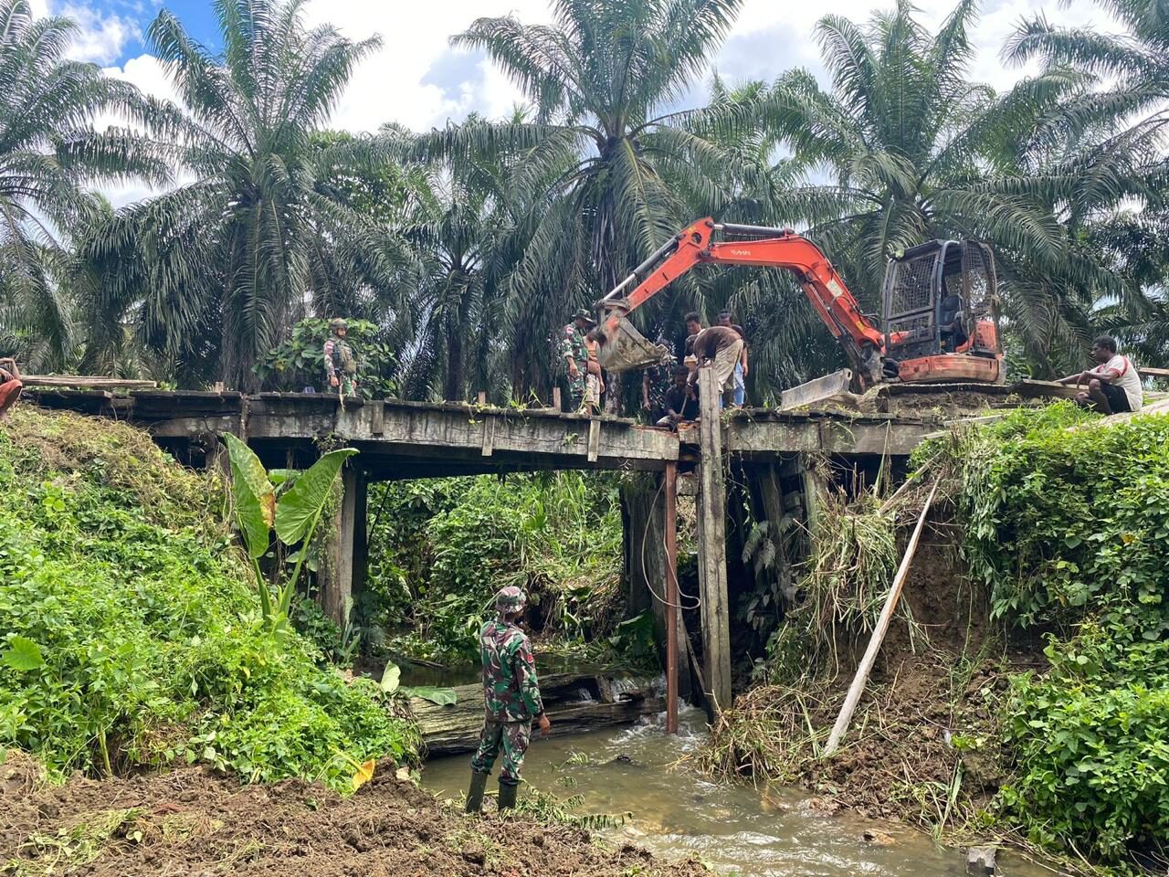 Hidupkan Kembali Akses Perekonomian Warga, Satgas Yonif 133/BRS Perbaiki Jembatan di Keerom