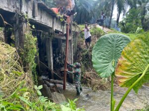 Hidupkan Kembali Akses Perekonomian Warga, Satgas Yonif 133/BRS Perbaiki Jembatan di Keerom