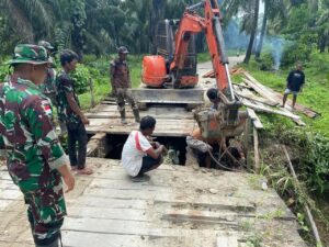 Hidupkan Kembali Akses Perekonomian Warga, Satgas Yonif 133/BRS Perbaiki Jembatan di Keerom