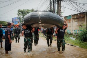 Yonif 202/Tajimalela Kerahkan Ratusan Personel dan Bangun Dapur Lapangan Bantu Korban Banjir Bekasi