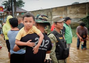 Yonif 202/Tajimalela Kerahkan Ratusan Personel dan Bangun Dapur Lapangan Bantu Korban Banjir Bekasi