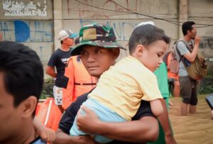 Yonif 202/Tajimalela Kerahkan Ratusan Personel dan Bangun Dapur Lapangan Bantu Korban Banjir Bekasi