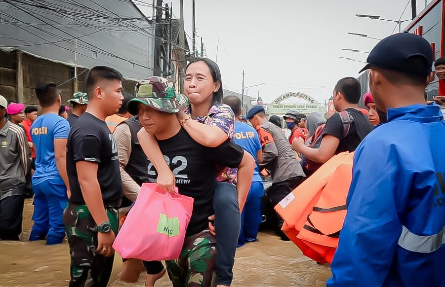 Yonif 202/Tajimalela Kerahkan Ratusan Personel dan Bangun Dapur Lapangan Bantu Korban Banjir Bekasi