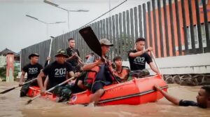 Yonif 202/Tajimalela Kerahkan Ratusan Personel dan Bangun Dapur Lapangan Bantu Korban Banjir Bekasi