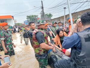 Yonif 202/Tajimalela Kerahkan Ratusan Personel dan Bangun Dapur Lapangan Bantu Korban Banjir Bekasi