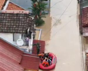 Personel Kodim 0507/Bekasi Tanpa Kenal Lelah Bantu Korban Banjir