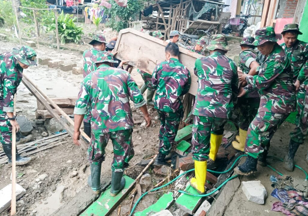 Ratusan Babinsa Kodim 0813/Bojonegoro Berjibaku Bersihkan Lumpur Pasca Banjir Bandang