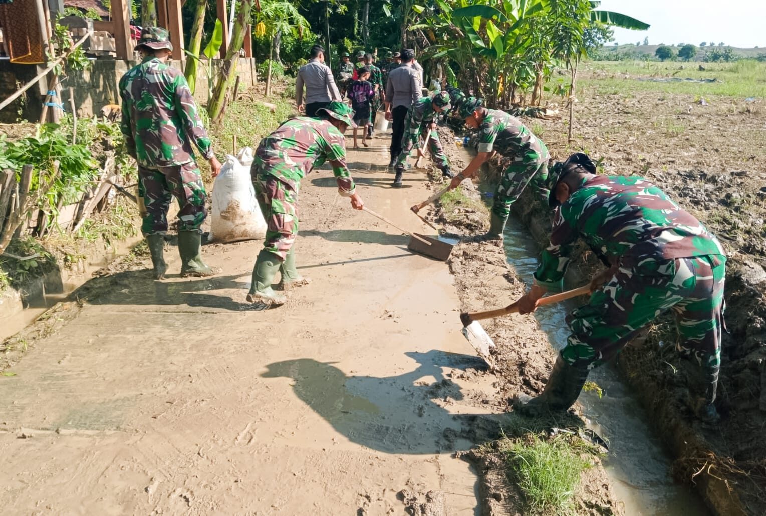 Ratusan Babinsa Kodim 0813/Bojonegoro Berjibaku Bersihkan Lumpur Pasca Banjir Bandang