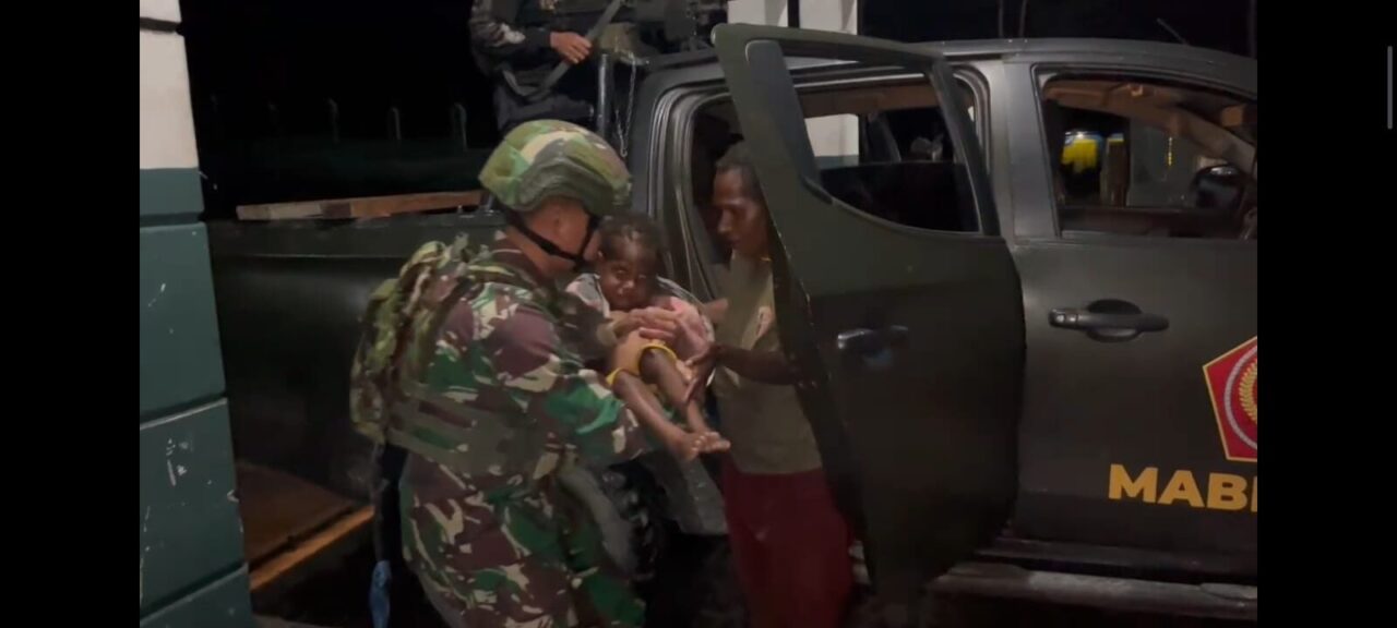 Aksi Heroik TNI Puncak Jaya Evakuasi Anak Papua yang Sakit ke RS Mulia