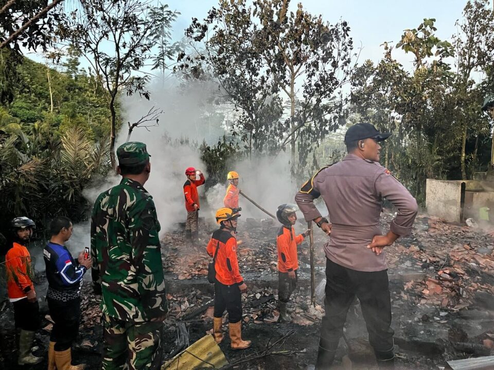 Aksi Sigap Anggota Koramil 02/Watumalang Padamkan Kebakaran Rumah