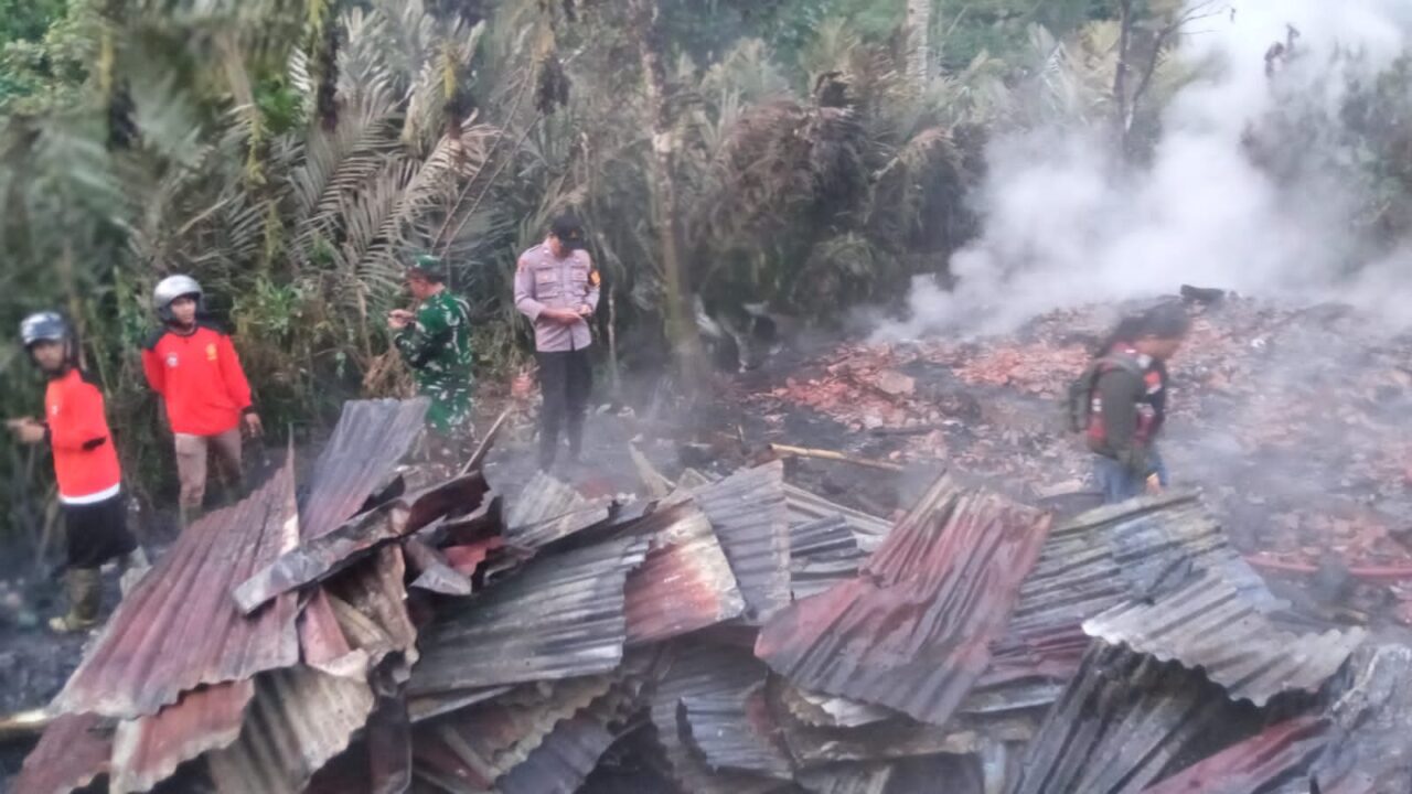 Aksi Sigap Anggota Koramil 02/Watumalang Padamkan Kebakaran Rumah