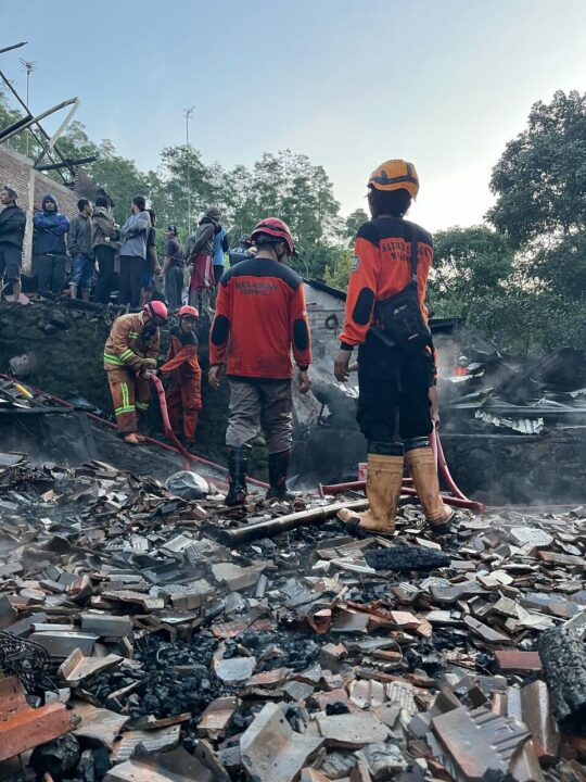 Aksi Sigap Anggota Koramil 02/Watumalang Padamkan Kebakaran Rumah