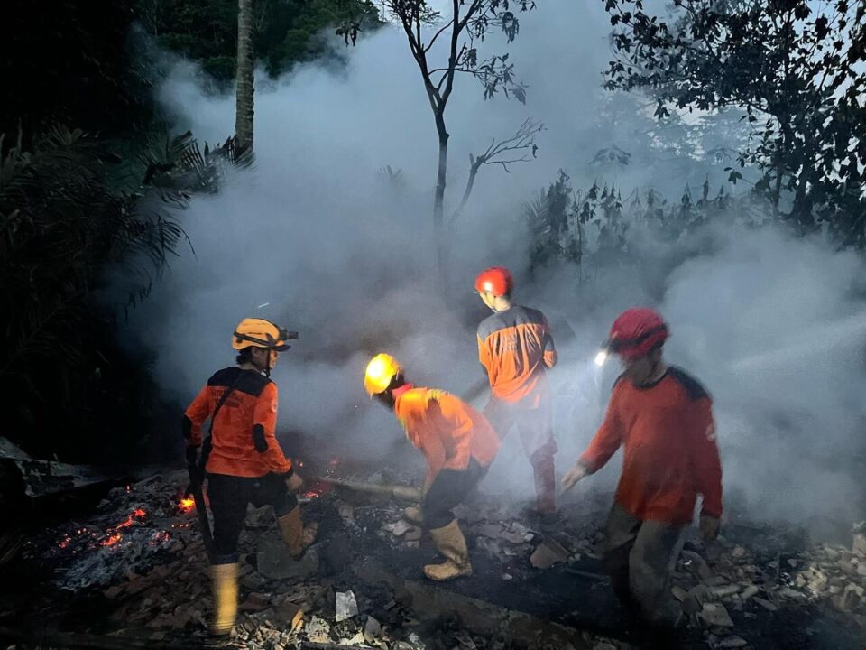 Aksi Sigap Anggota Koramil 02/Watumalang Padamkan Kebakaran Rumah