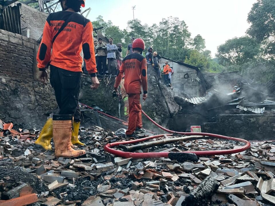 Aksi Sigap Anggota Koramil 02/Watumalang Padamkan Kebakaran Rumah